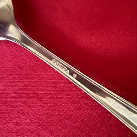 4 Oneida BORDEAUX Soup Spoons 1 Dinner Knife Stainless Flatware GLOSSY Outlined - Picture 3 of 3